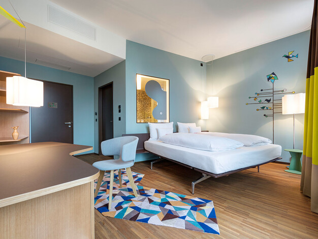 Hotel 25h, Smile of Hometown
