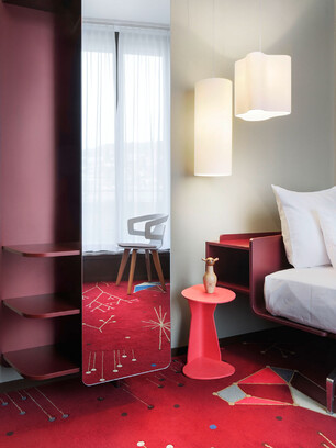 Hotel 25h, Smile of Hometown