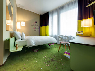 Hotel 25h, Smile of Hometown